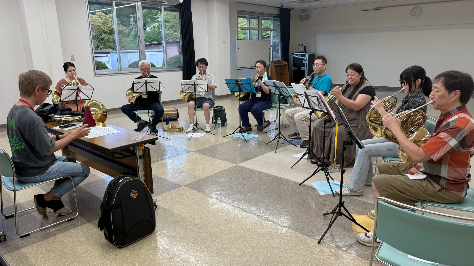 講師を囲んで音を合わせるグループレッスン