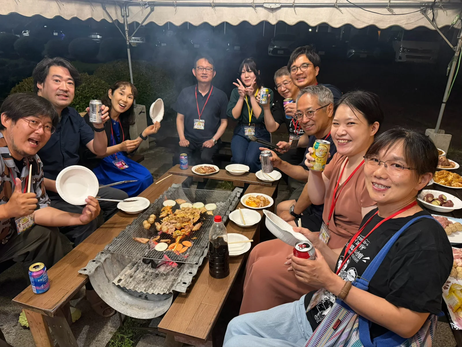 BBQを楽しむ参加者たちの記念写真