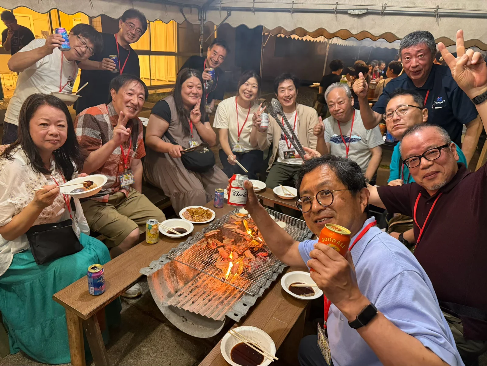 BBQの火を囲んで笑顔を見せる参加者たち
