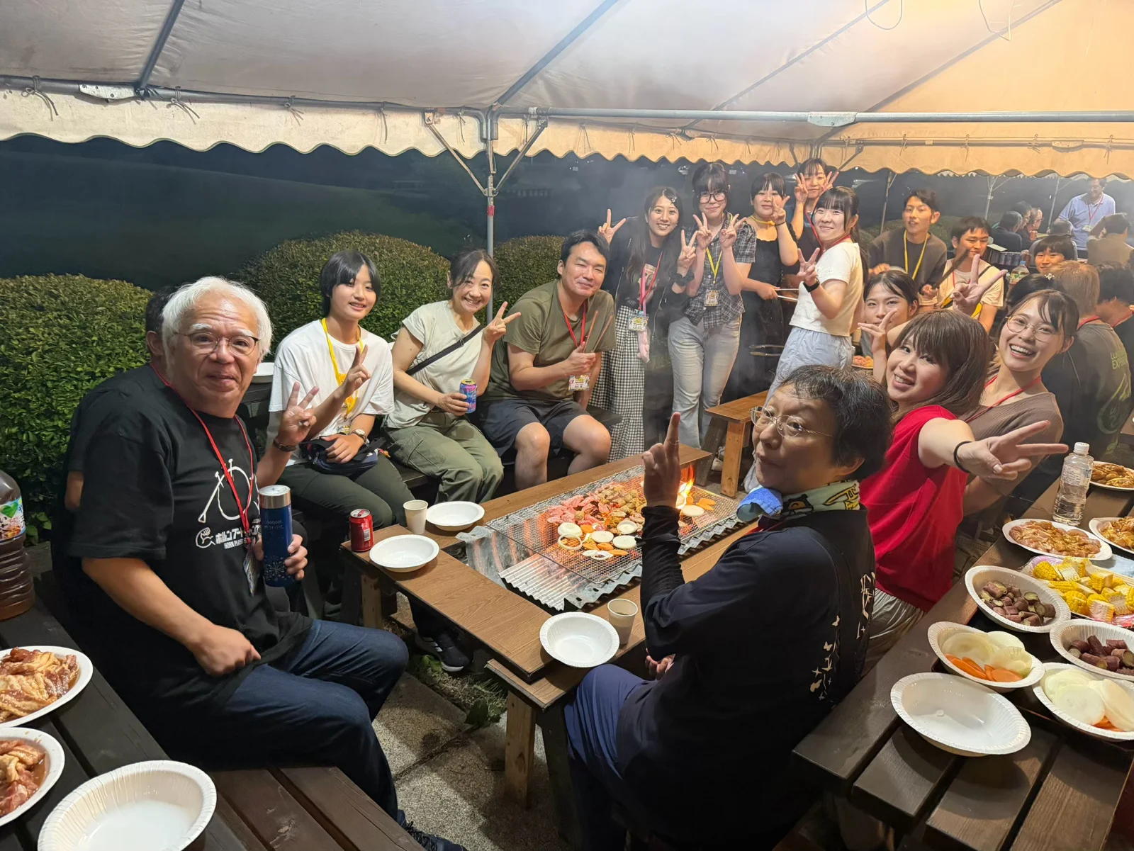夜のBBQでホルンブートキャンプの仲間と食事を楽しむ様子