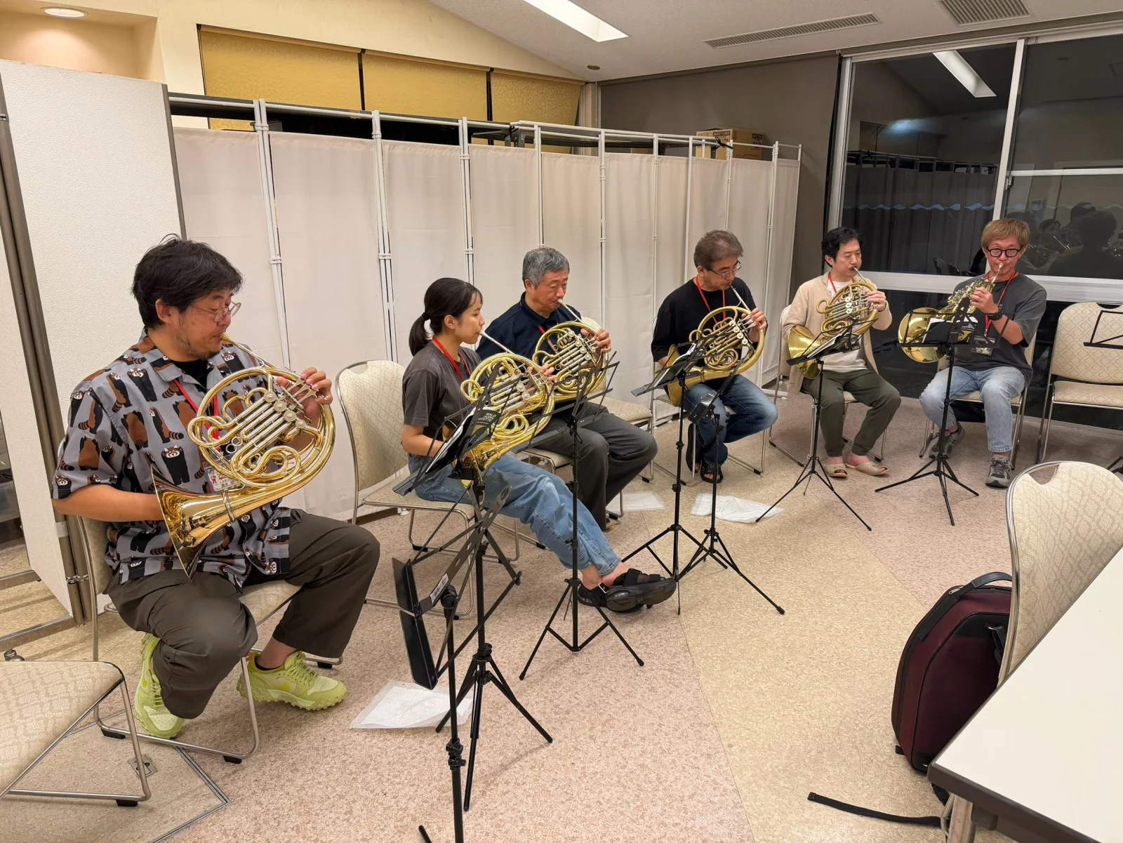 仲間と音を合わせるホルンアンサンブル